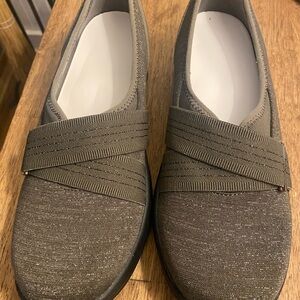 NEW IN BOX! BZEES Womens Shoes size 9 W